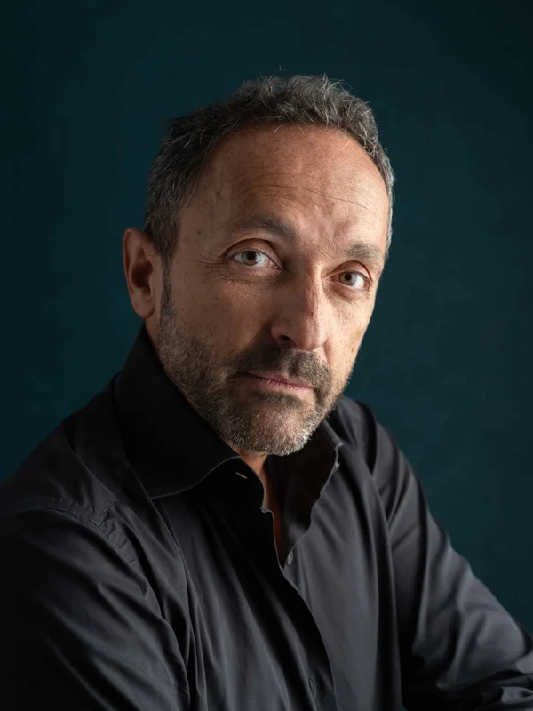 Ritratto del Dr. Riccardo Scaringi, specialista in implantoprotesi e chirurgia orale