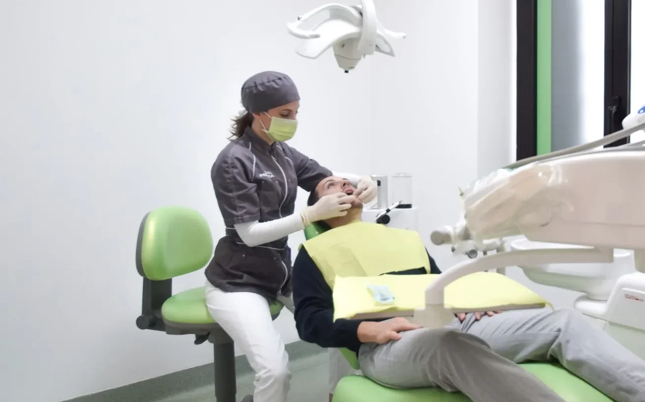 Seduta di igiene orale professionale con AIRFLOW Prophylaxis Master